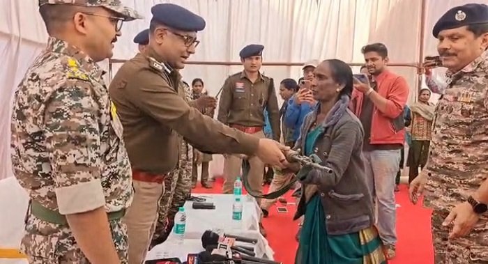 धमतरी में 9 नक्सली हथियार सहित आत्मसमर्पण